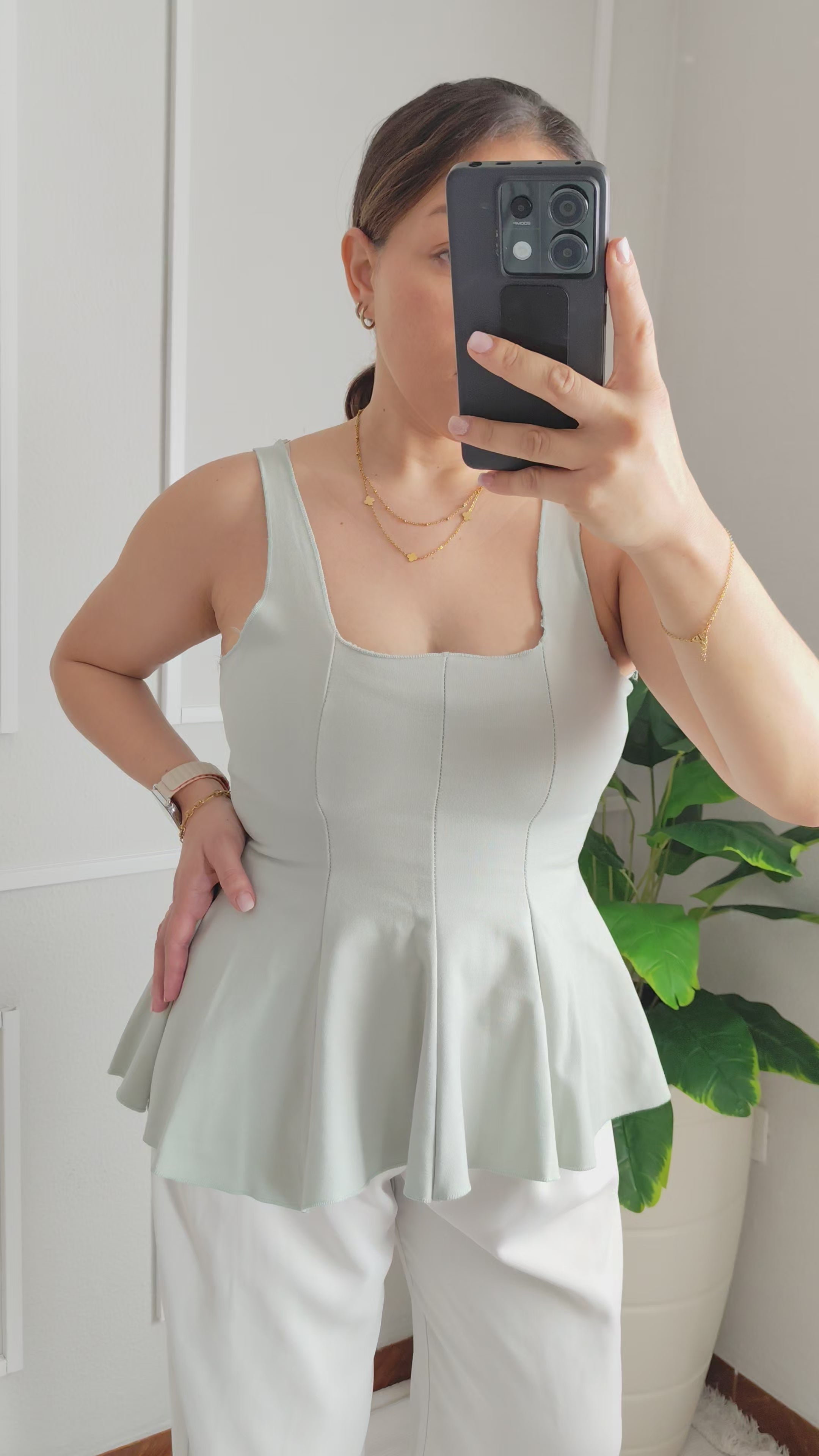 Blusa Peplum Estruturada – Elegância e Versatilidade