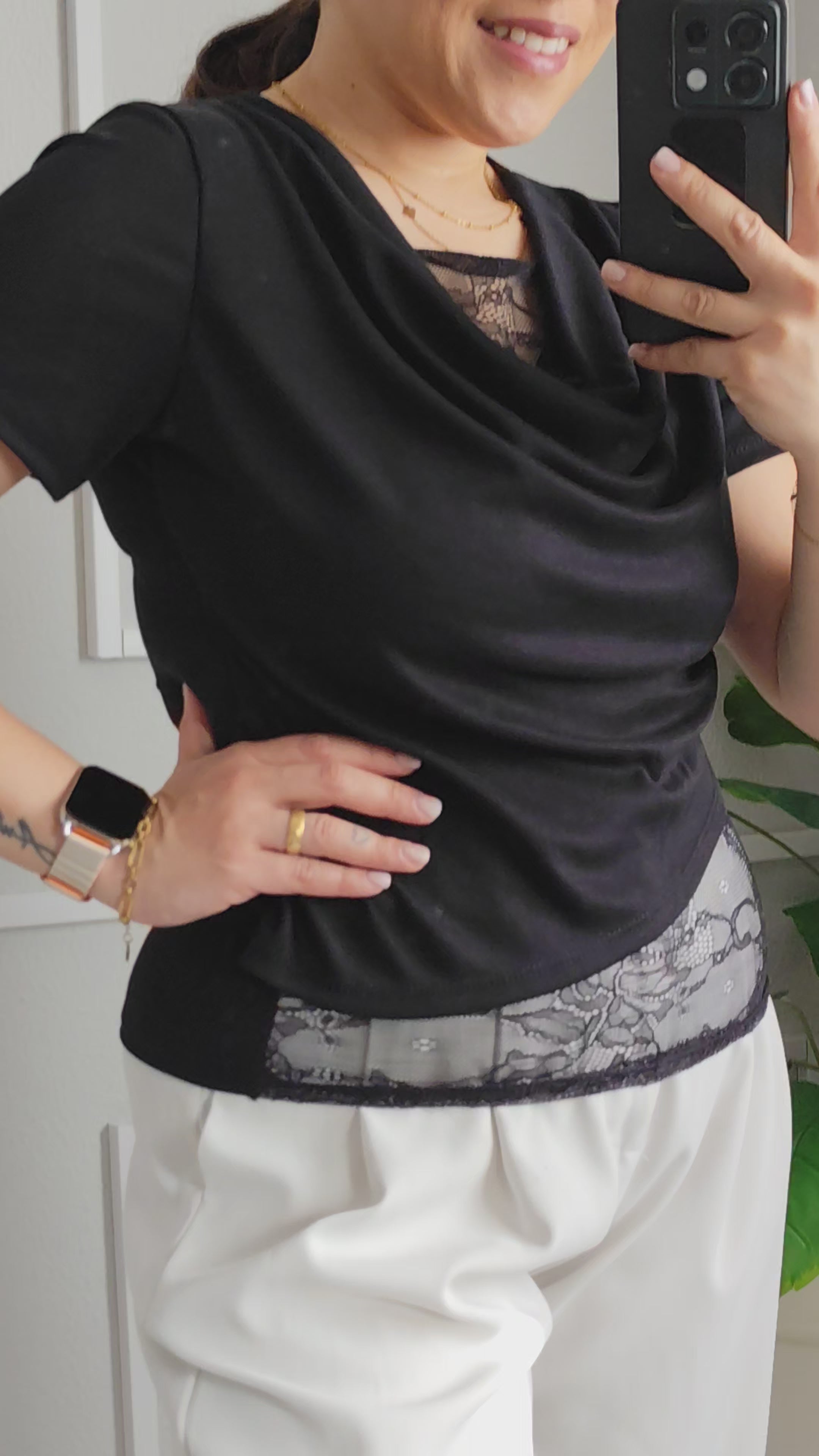 Blusa Preta - Renda decote diferenciado - Tamanho Único