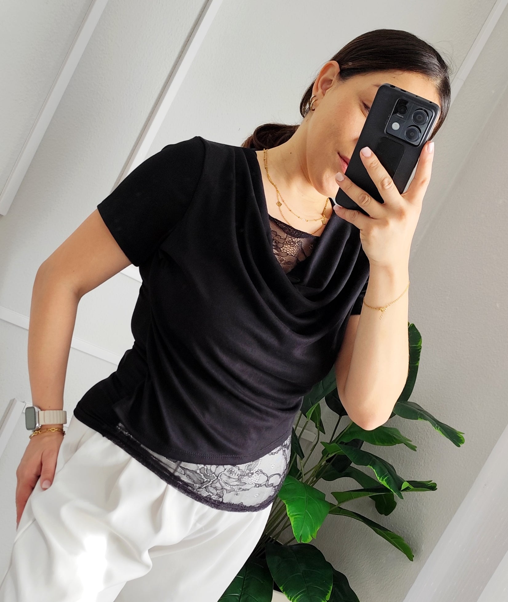 Blusa Preta - Renda decote diferenciado - Tamanho Único