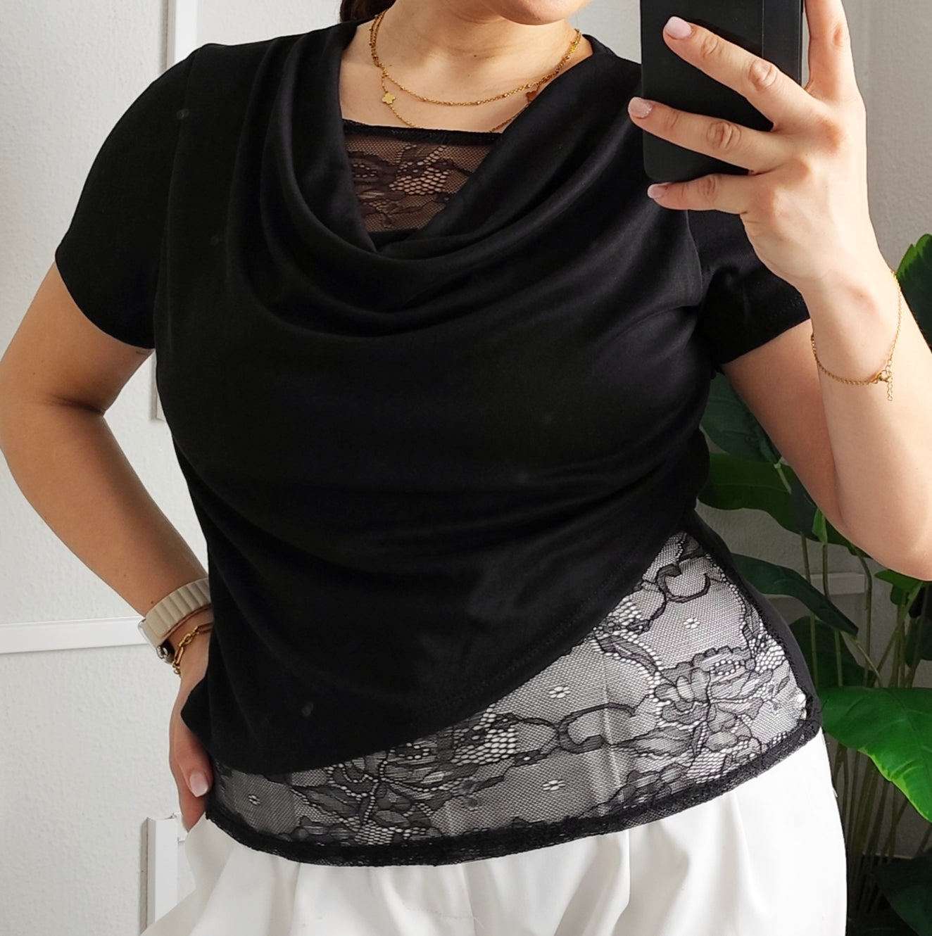 Blusa Preta - Renda decote diferenciado - Tamanho Único