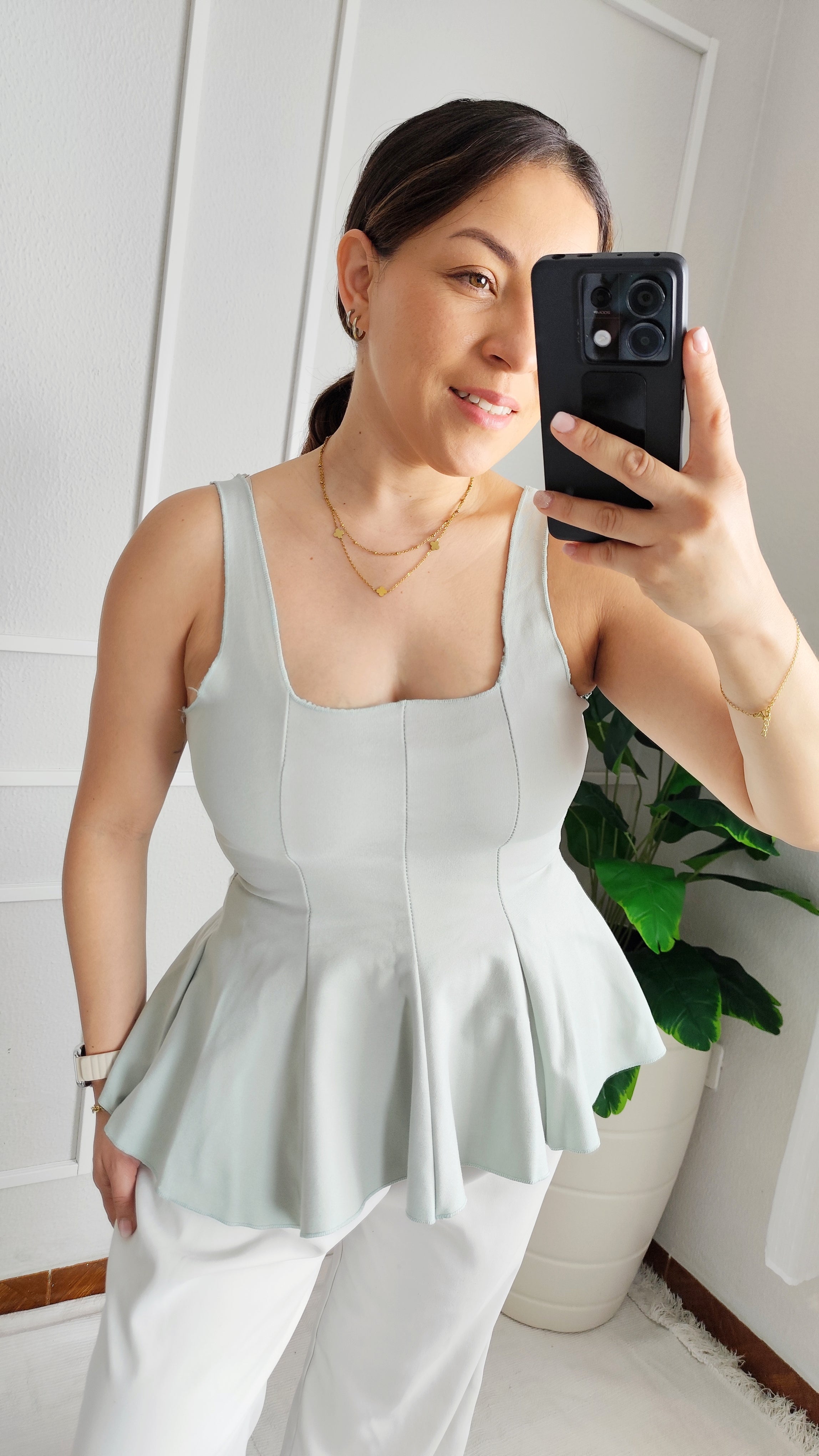 Blusa Peplum Estruturada – Elegância e Versatilidade