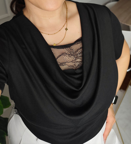 Blusa Preta - Renda decote diferenciado - Tamanho Único