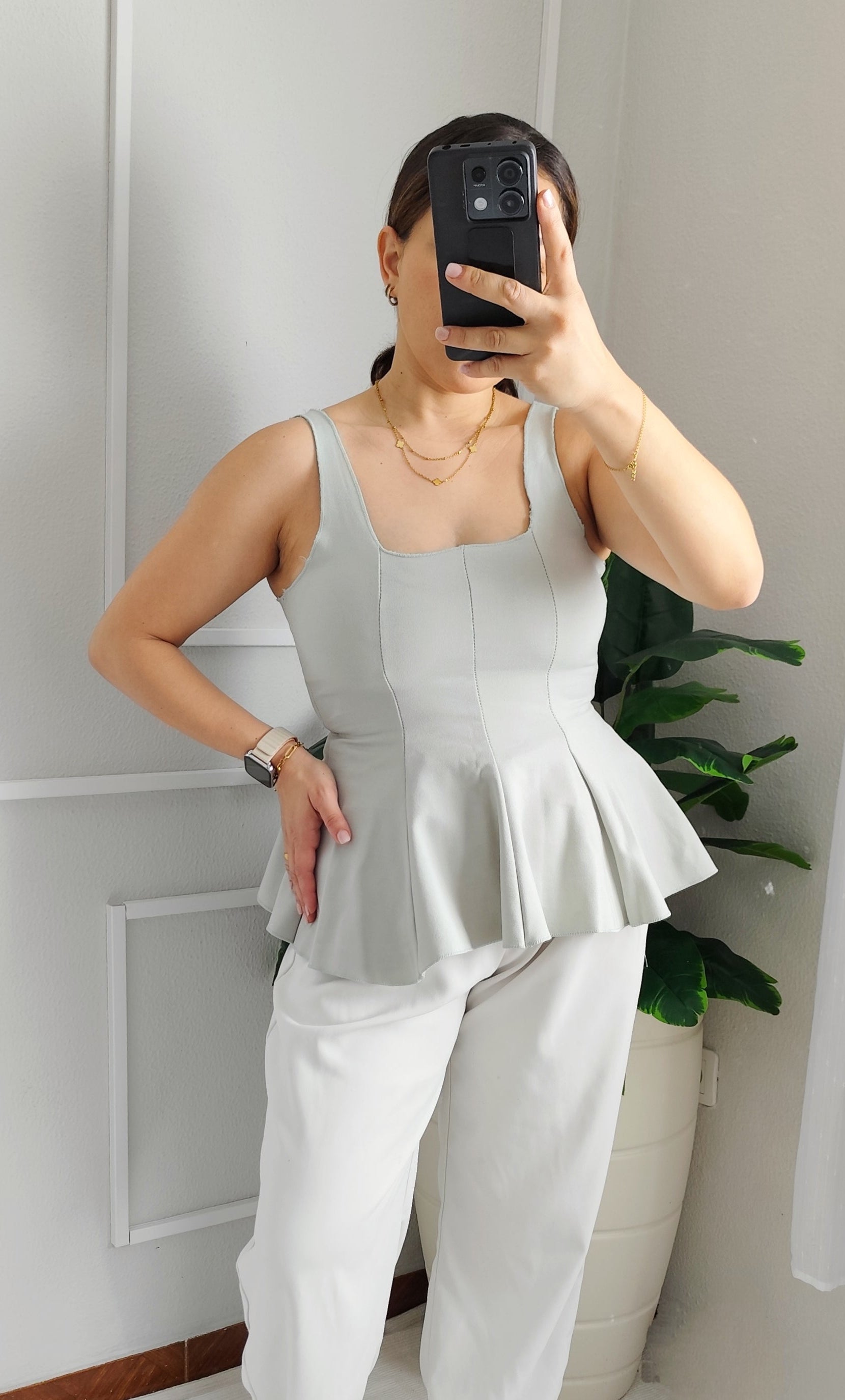 Blusa Peplum Estruturada – Elegância e Versatilidade