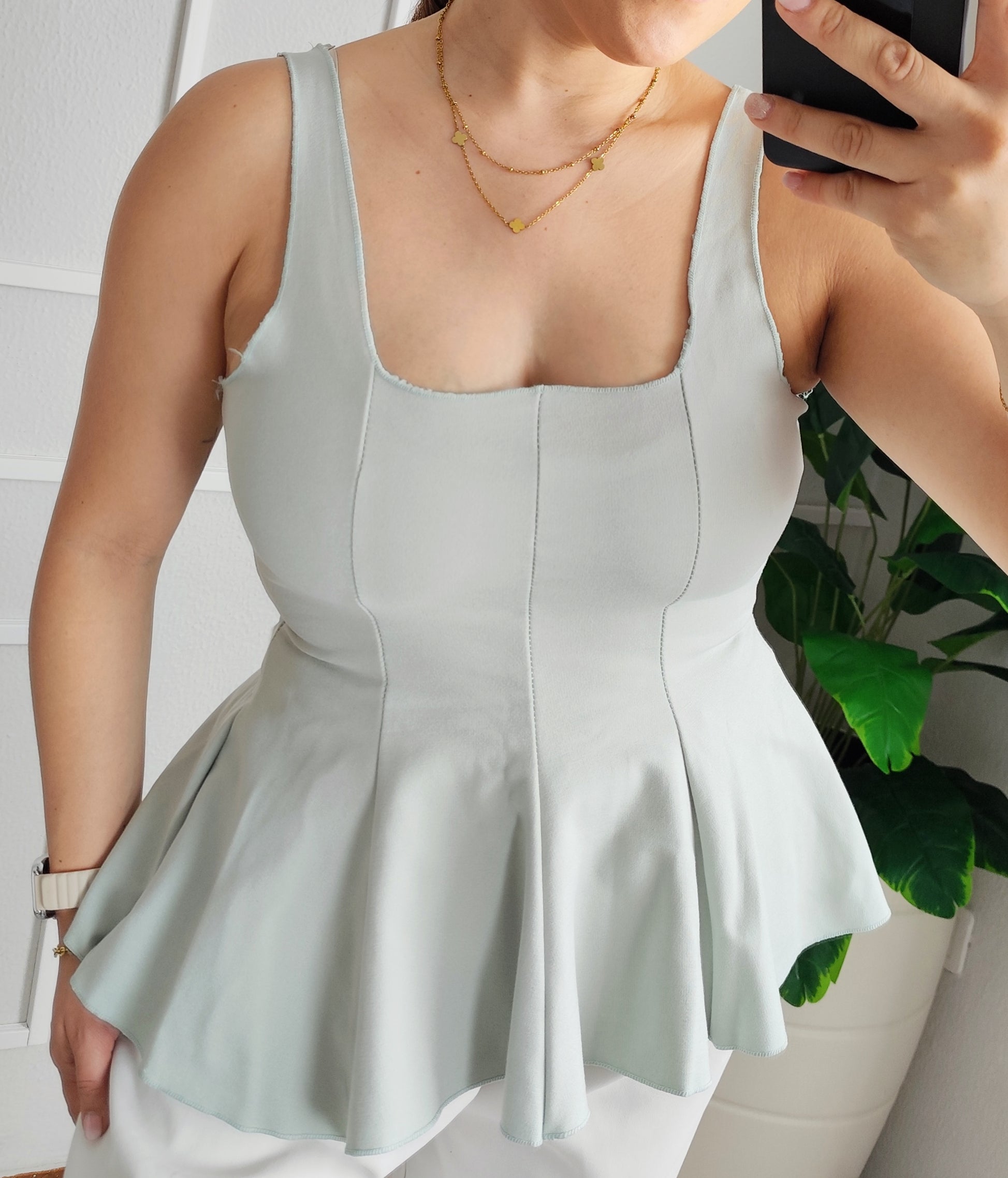 Blusa Peplum Estruturada – Elegância e Versatilidade