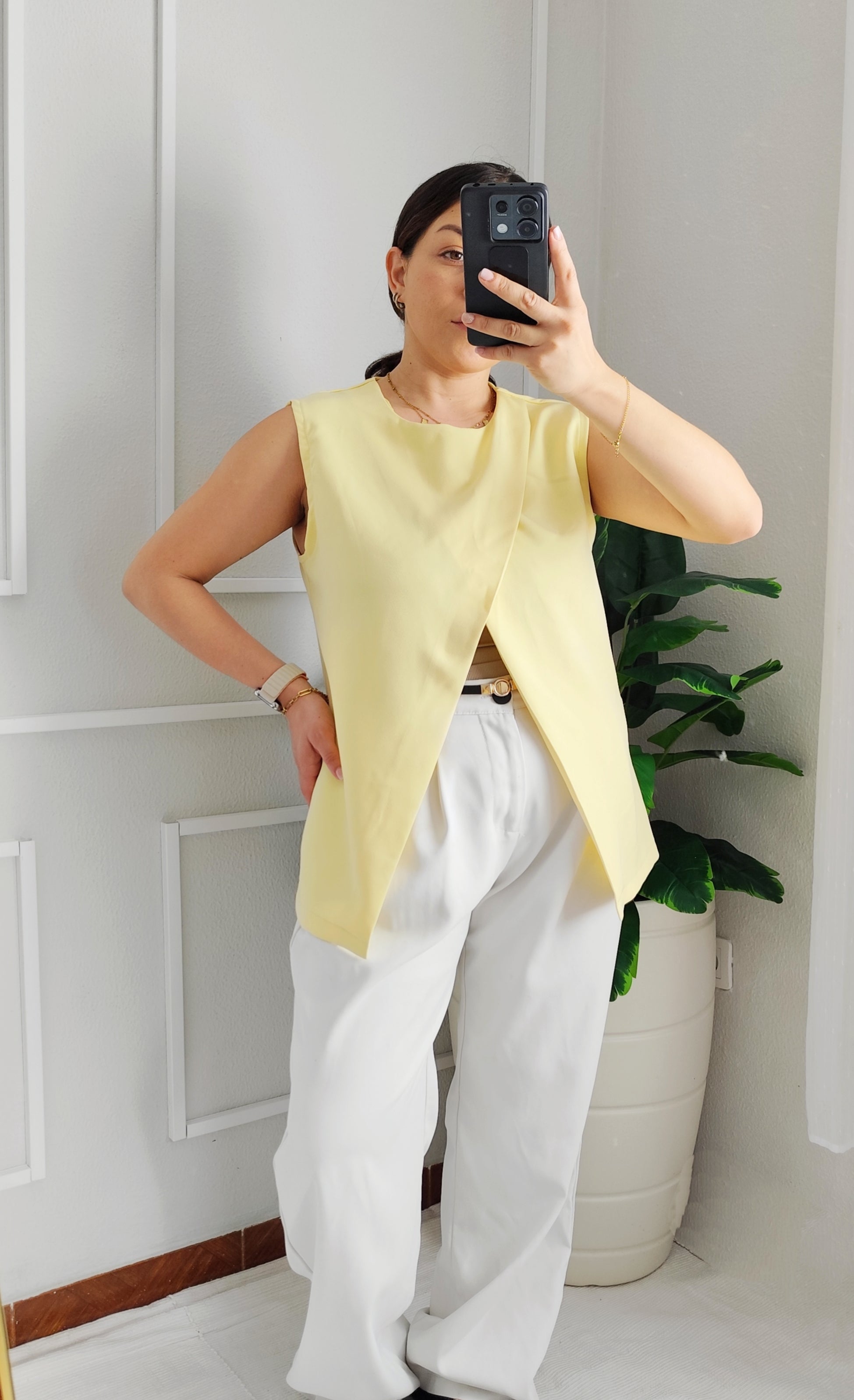 Top Assimétrico Sem Mangas – Elegância e Leveza