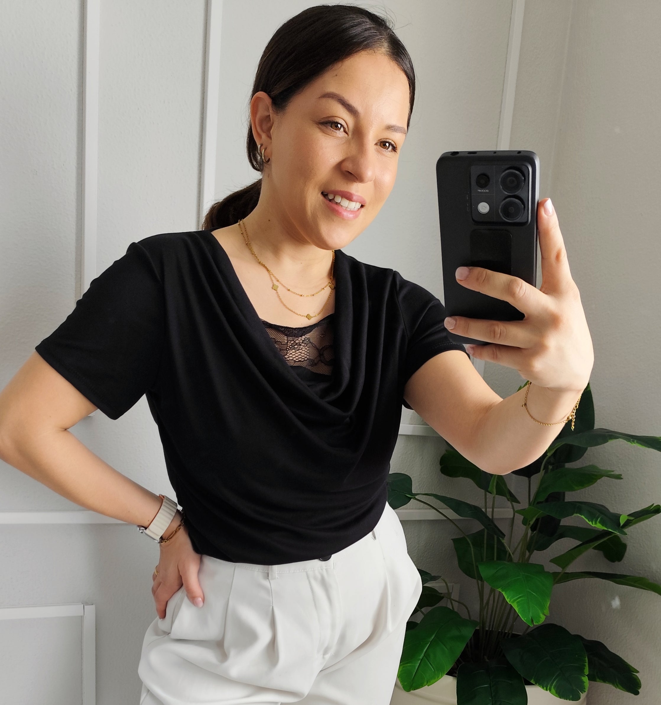 Blusa Preta - Renda decote diferenciado - Tamanho Único