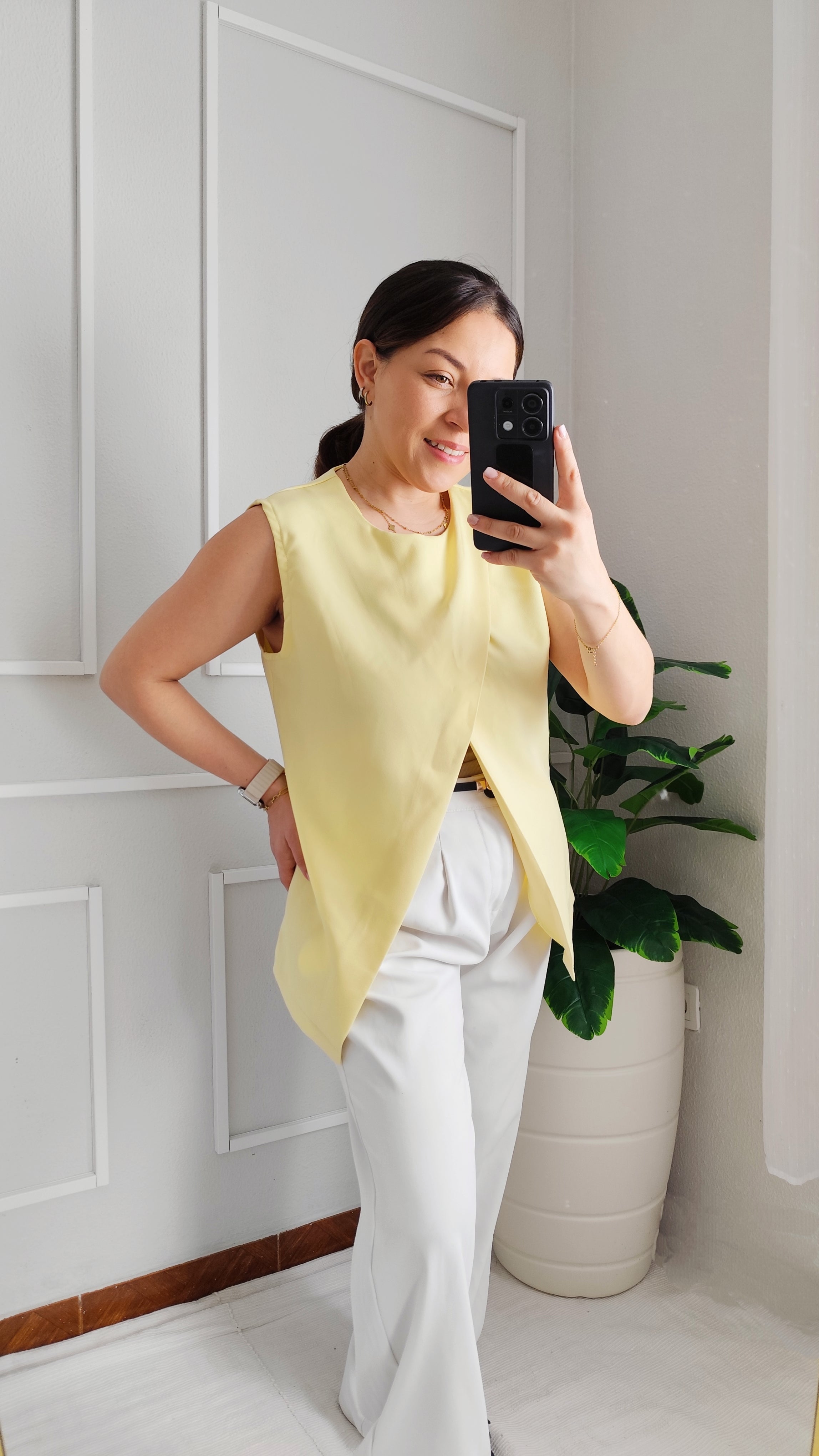 Top Assimétrico Sem Mangas – Elegância e Leveza