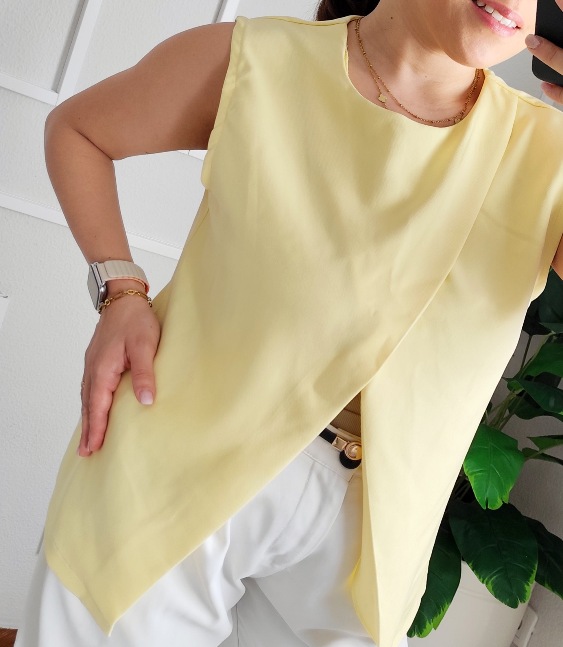 Top Assimétrico Sem Mangas – Elegância e Leveza