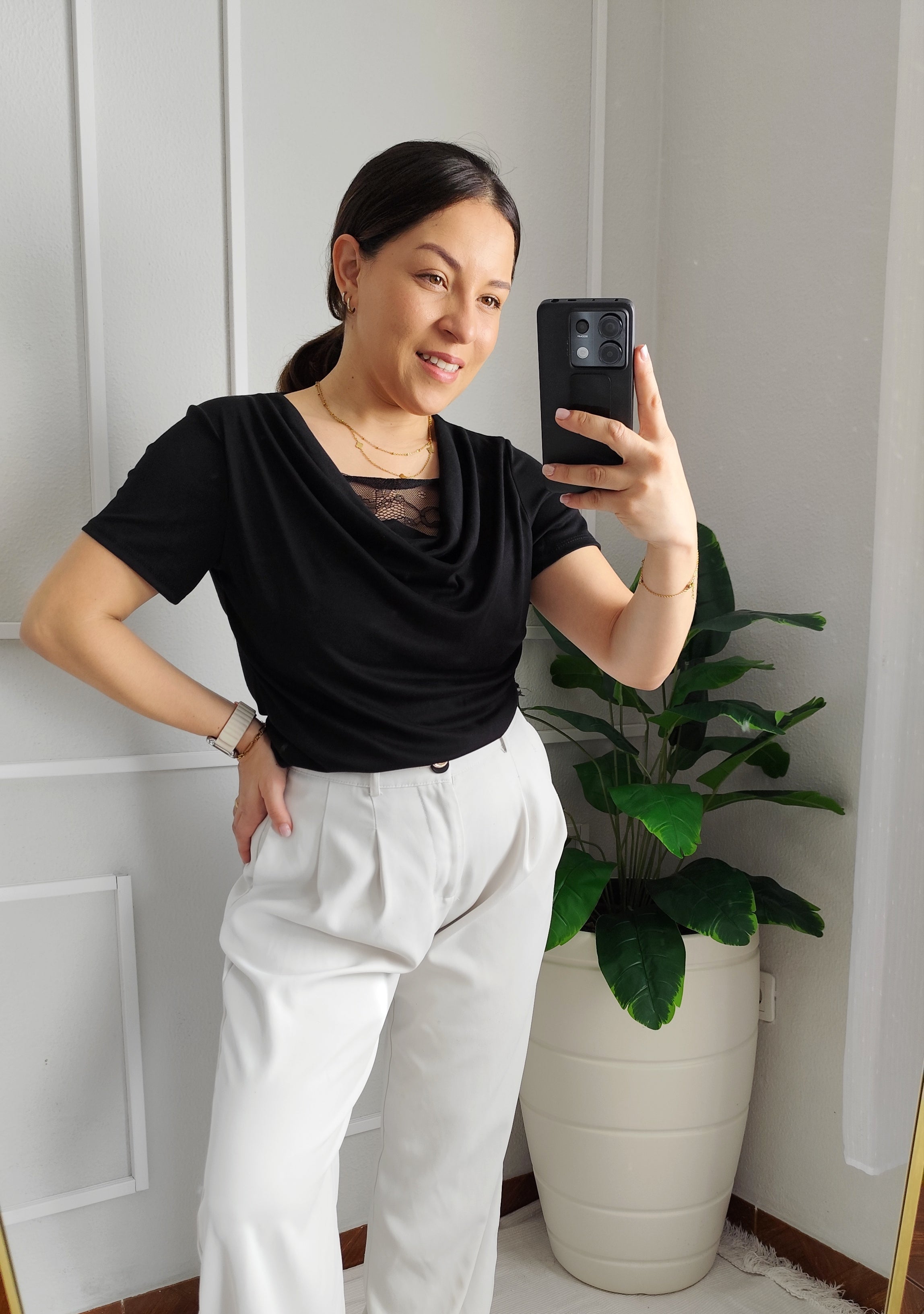 Blusa Preta - Renda decote diferenciado - Tamanho Único